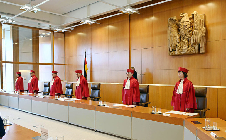 Alman istihbaratı yabancıları dinleyemez