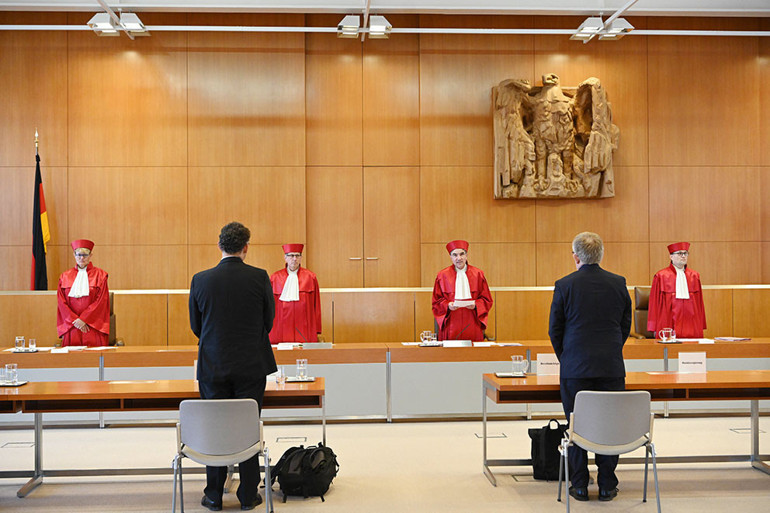 Alman istihbaratı yabancıları dinleyemez