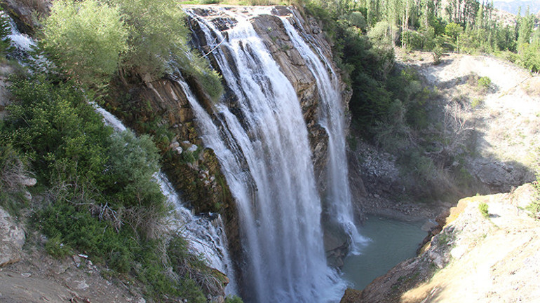 Türkiye’nin en büyük şelalelerinden “Tortum Şelalesi” yenilenen yüzüyle yarım milyon turist ağırlamayı hedefliyor