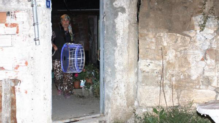 Mahalleliyi sahura 5 çocuk annesi kadın, davul çalarak kaldırıyor
