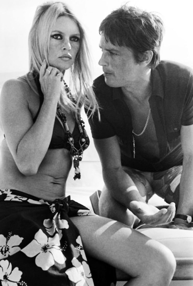 Zakkumlu bir sokaktan müzikli bayram kutlaması