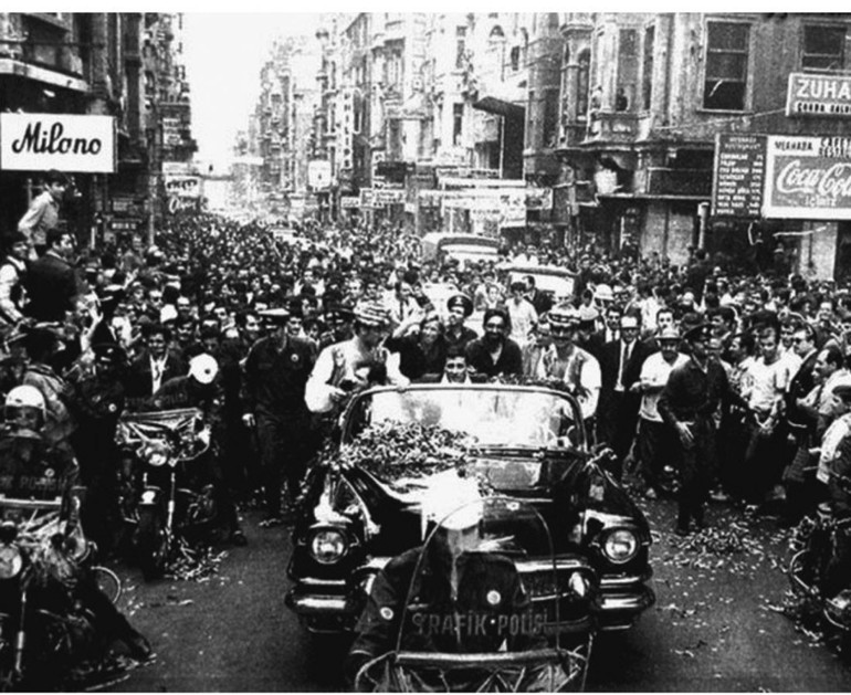 Zakkumlu bir sokaktan müzikli bayram kutlaması