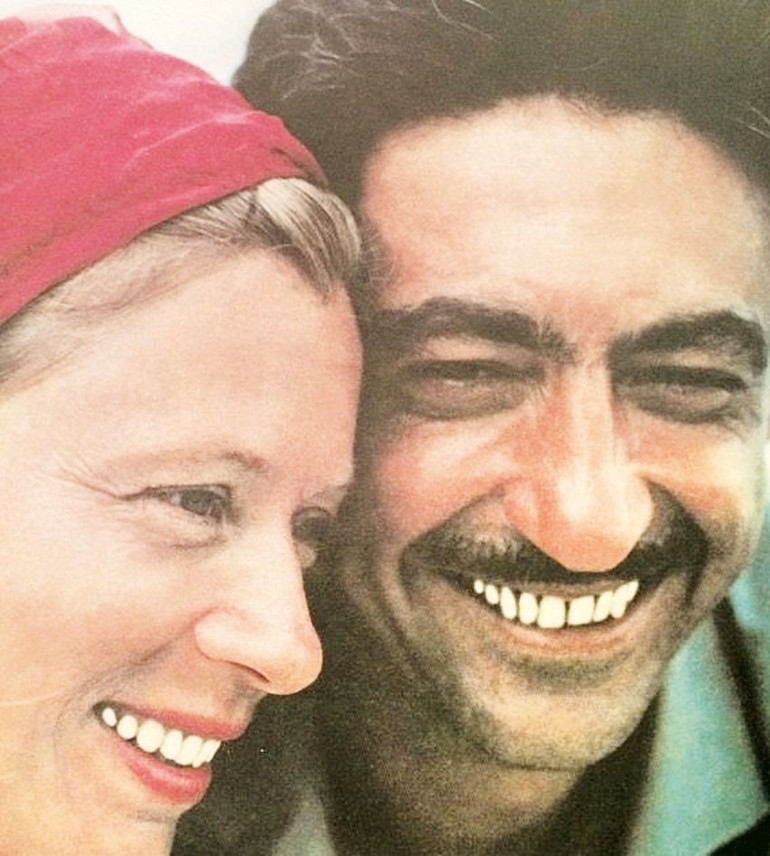 Zakkumlu bir sokaktan müzikli bayram kutlaması