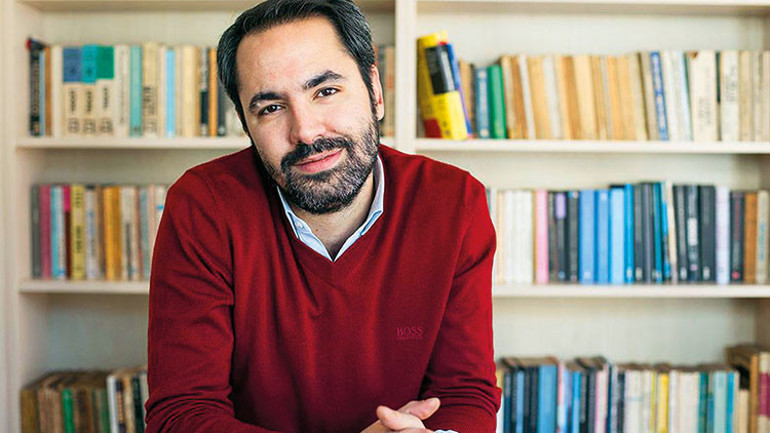 Bana kütüphaneni göster sana kim olduğunu söyleyeyim