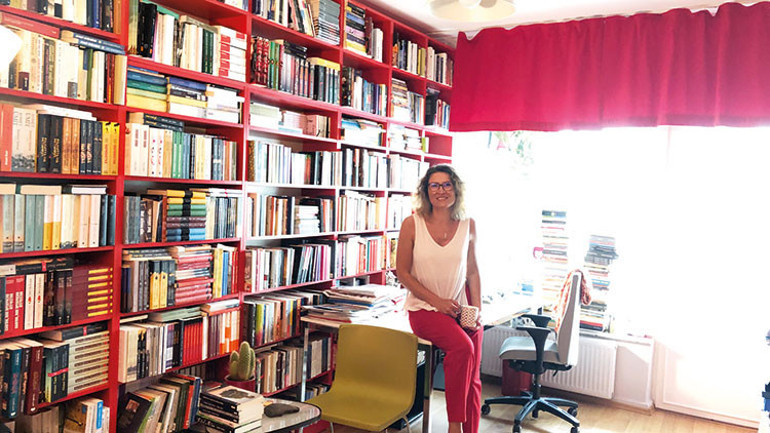 Bana kütüphaneni göster sana kim olduğunu söyleyeyim