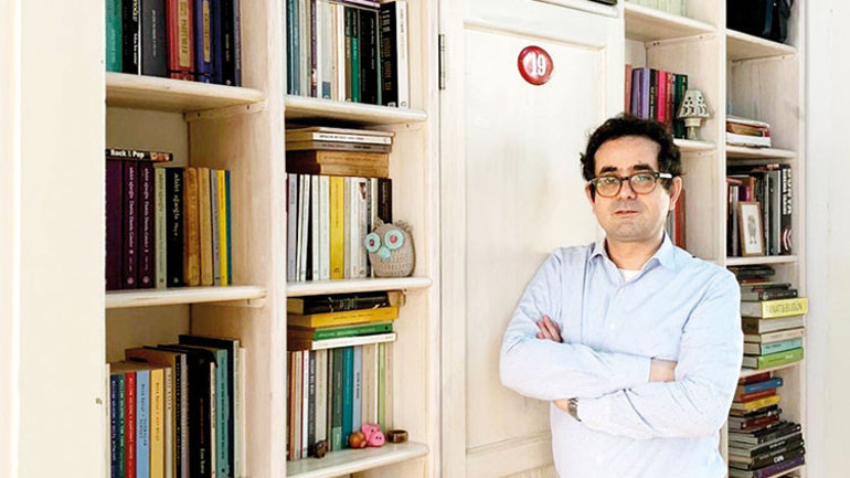 Bana kütüphaneni göster sana kim olduğunu söyleyeyim