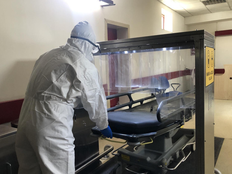 Sedyeler sterilizasyon kabininde temizleniyor