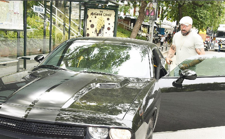 Önder Öztarhanın maskesi elinde