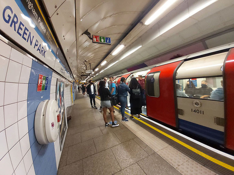 İngiltere’de artık yüz örtmeden toplu taşıma yok