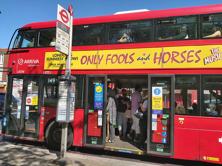 İngiltere’de artık yüz örtmeden toplu taşıma yok