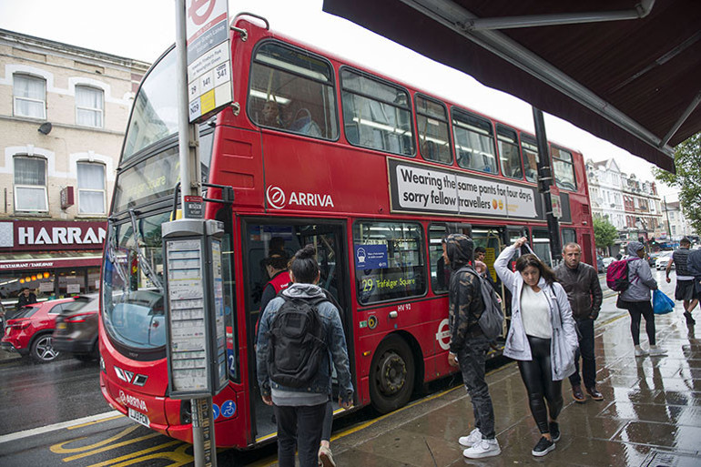 İngiltere’de artık yüz örtmeden toplu taşıma yok