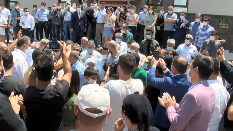 Tunceliler gözyaşlarıyla uğurladı, Vali ağlayarak veda etti