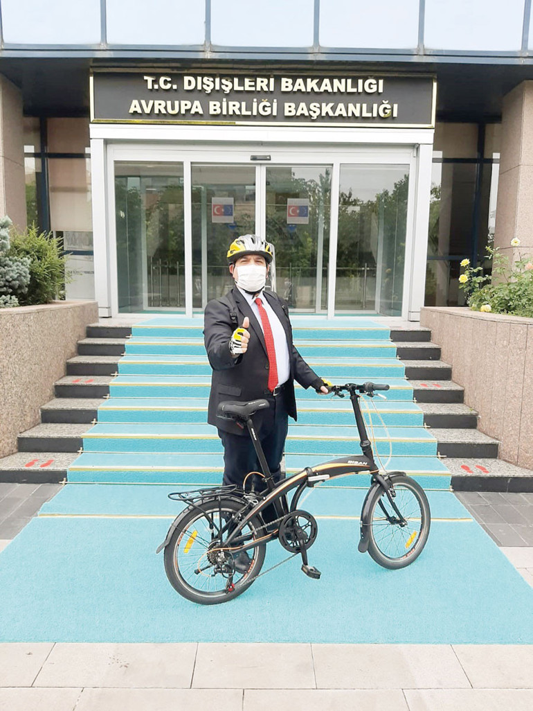 Bisikletli AB Başkanı
