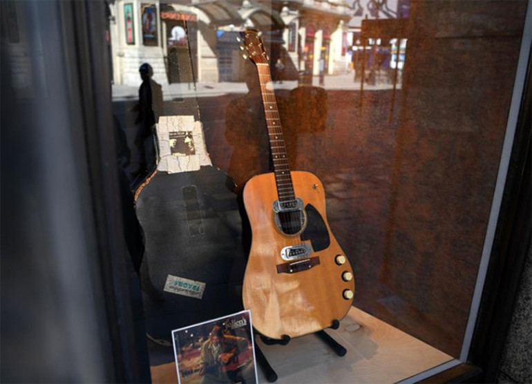 Nirvananın solisti Kurt Cobainin gitarı 6 milyon dolara satıldı