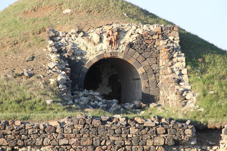 Savaşlarda yıkılmayan tarihi tabyanın her noktası çöküyor