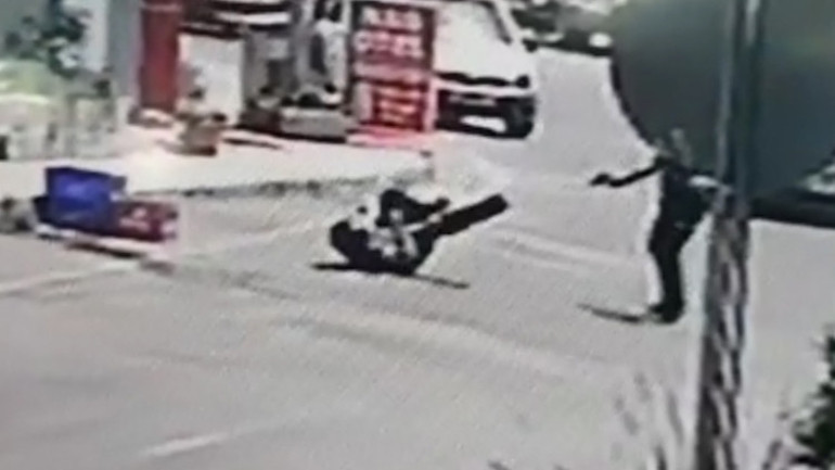 Antalyada hareketli dakikalar... 2 polisi yaraladı, vurularak durduruldu