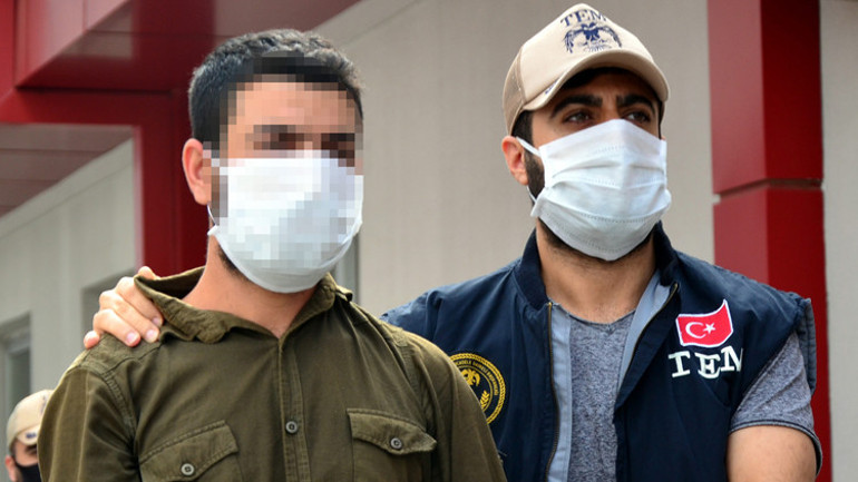 Alçak planları çökertildi Talimatları ayakkabı tabanında götürmüşler...