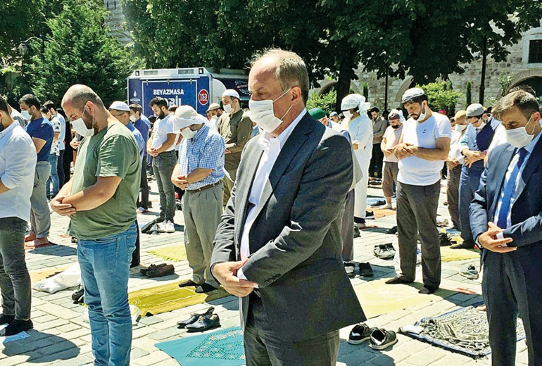Akın akın Ayasofya’ya 350 bin kişiyle ilk namaz