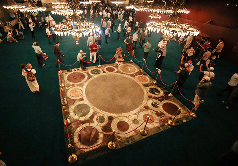 Son dakika... Ayasofyadaki o alana neden halı serilmedi Dr. Coşkun Yılmaz açıkladı