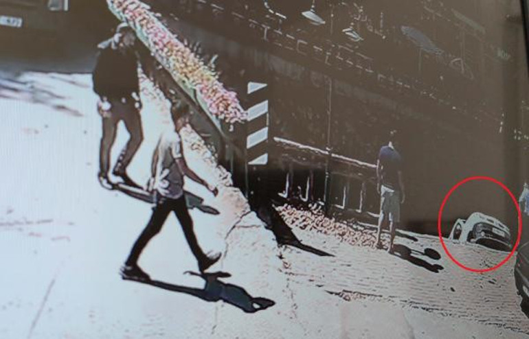 Sürücüsünün el frenini çekmeyi unuttuğu araç kanala böyle uçtu