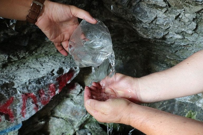 Amasyadaki Venk Suyundan ülkelerine götürüp, vaftiz törenlerinde kullanıyorlar