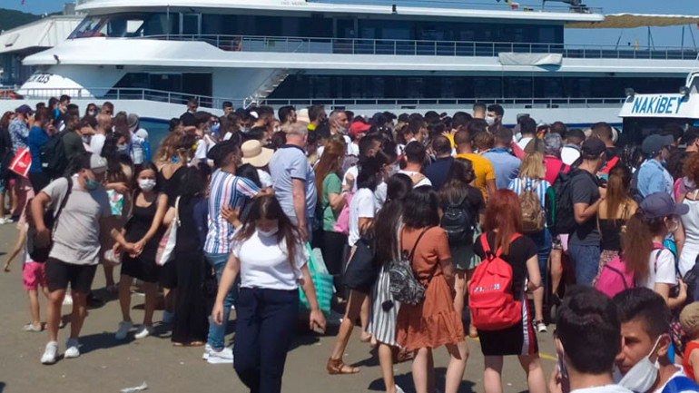 Büyükadada şaşırtan kalabalık... Sosyal mesafe hiçe sayıldı