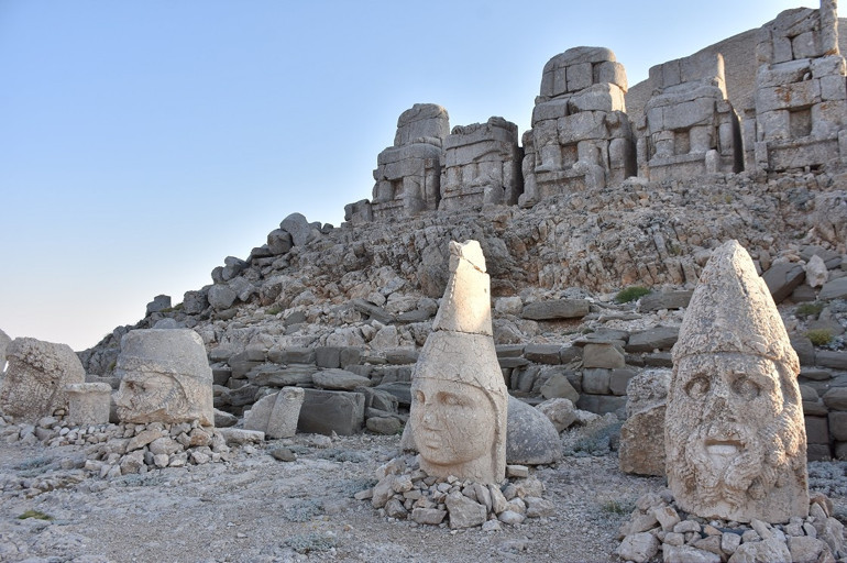 Nemrut eşsiz manzarasıyla ziyaretçilerini büyülüyor
