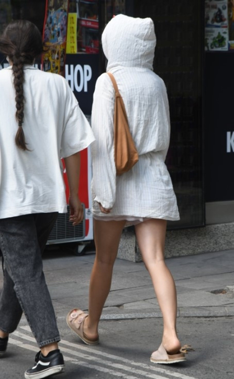 Beren Saat ve Melisa Şenolsun, Nişantaşı sokaklarında