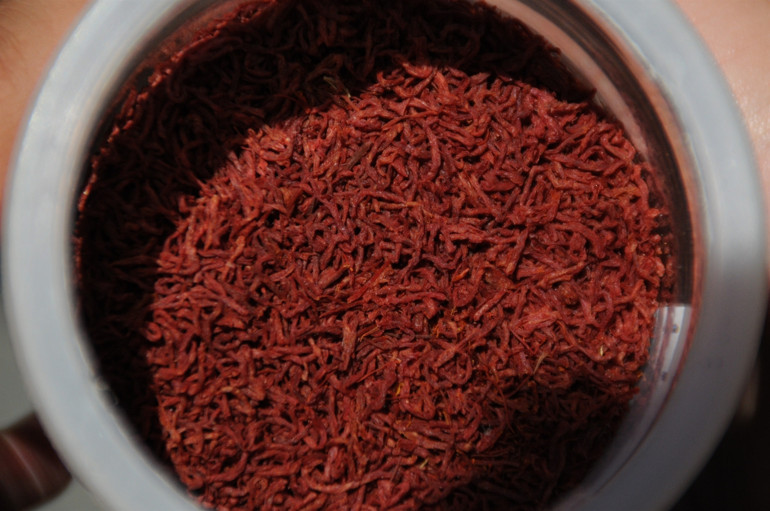 Latince adı Crocus Sativus olan safran, yetiştirilmesi oldukça zor olmasına rağmen oldukça geniş bir kullanım alanına sahip. Tıp dünyası başta olmak üzere kozmetik ve tekstil gibi birçok sektörde kullanılan safran, vatandaşların sofrasında da sıklıkla kendisine yer buluyor.