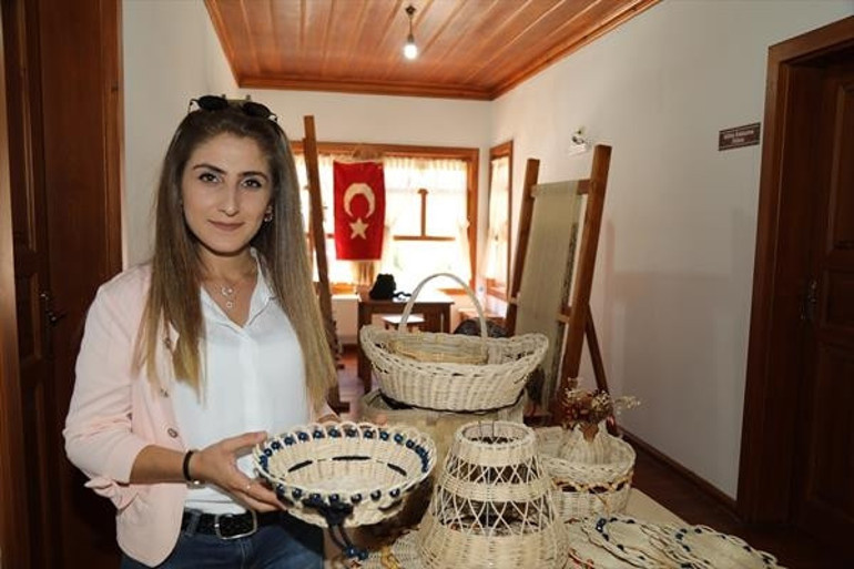 Hayallerini ilmek ilmek örüyorlar