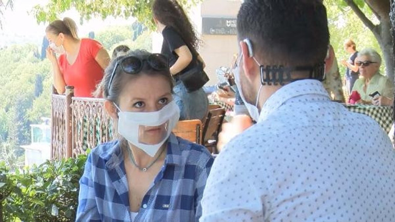 İşitme engelliler için herkes yanında bir ‘şeffaf maske’ bulundursun