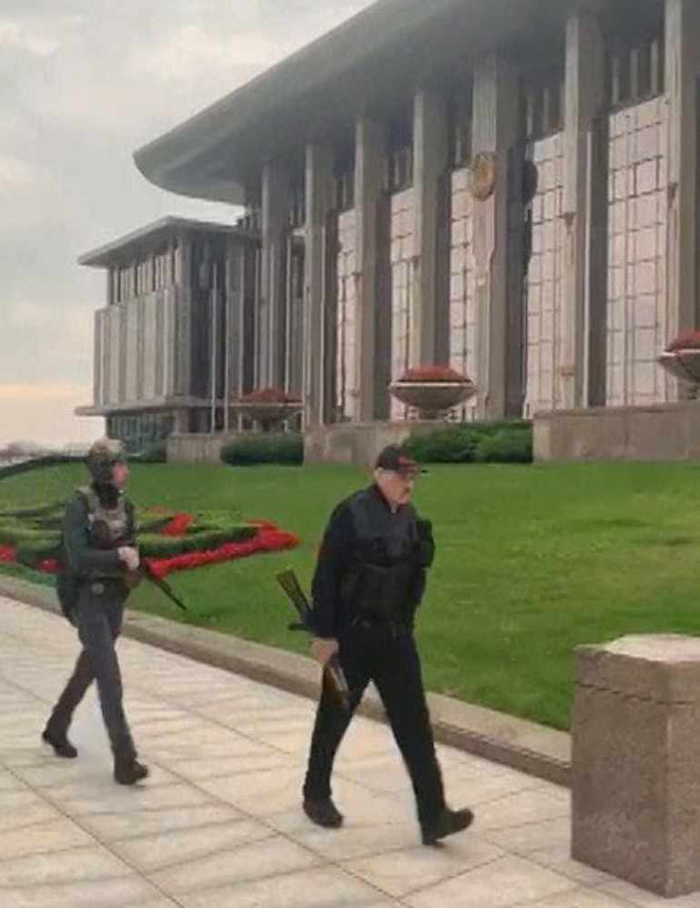 Gerilim tırmanıyor Lukaşenko, elinde silahla başkanlık konutuna geldi