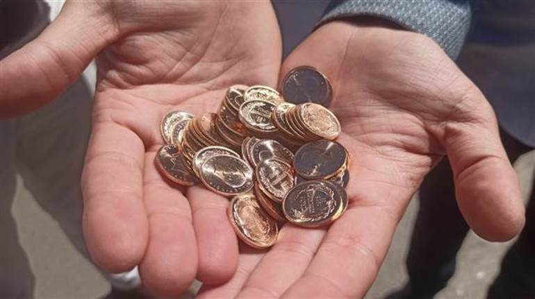 Aracında bulduğu sahipsiz 51 adet Cumhuriyet altınını polise teslim etti