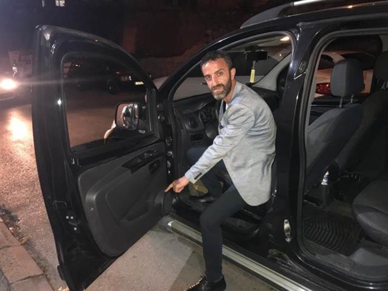 Aracında bulduğu sahipsiz 51 adet Cumhuriyet altınını polise teslim etti