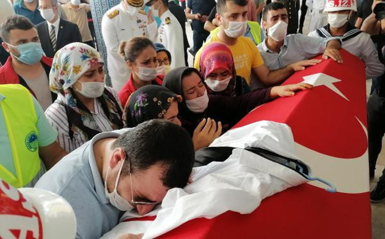 Şehit Uzman Çavuş İdris Şahin nişan kıyafetleri ile son yolculuğuna uğurlandı