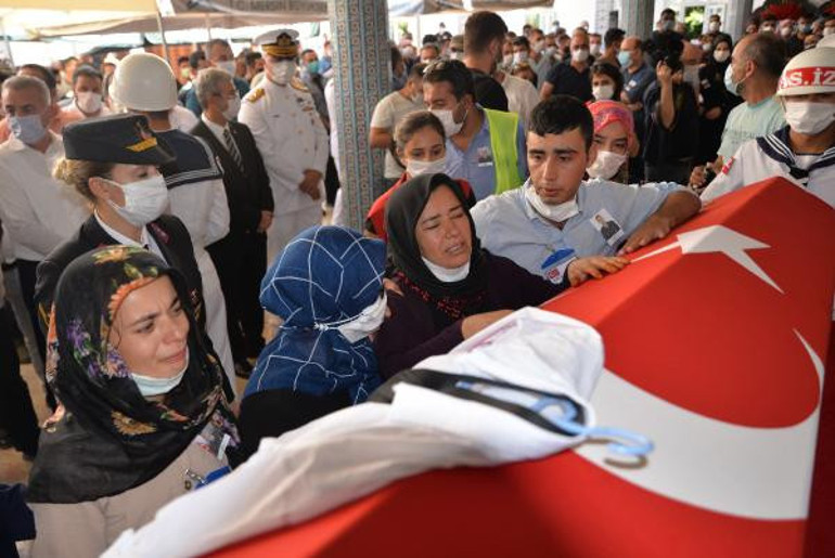 Şehit Uzman Çavuş İdris Şahin nişan kıyafetleri ile son yolculuğuna uğurlandı