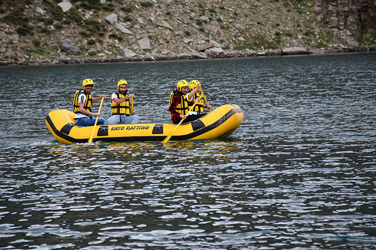 3 bin rakımda rafting keyfi