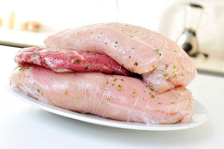 Dondurulmuş tavuğu hızla çözdürmenin sağlıklı yolları