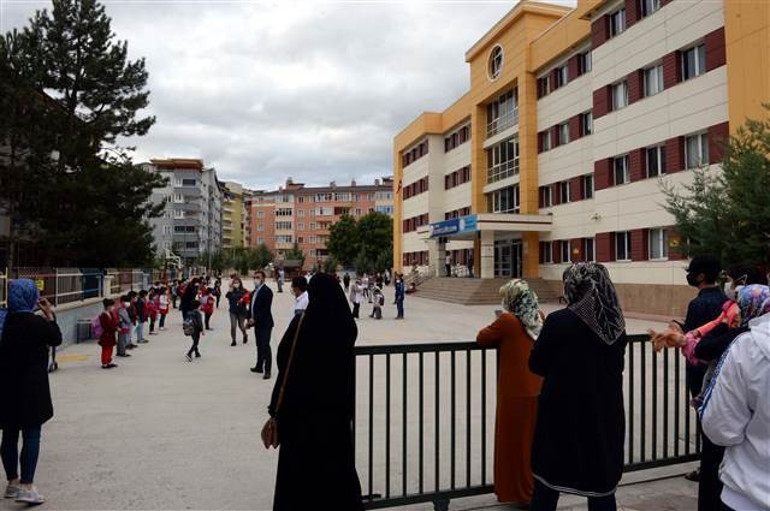 Son dakika... Yüz yüze eğitim, anasınıfı ve ilkokul 1inci sınıflarda başladı