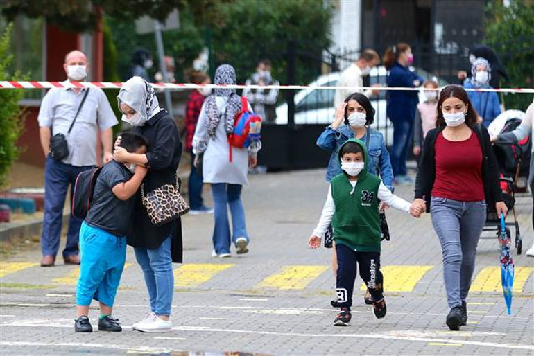Son dakika... Yüz yüze eğitim, anasınıfı ve ilkokul 1inci sınıflarda başladı