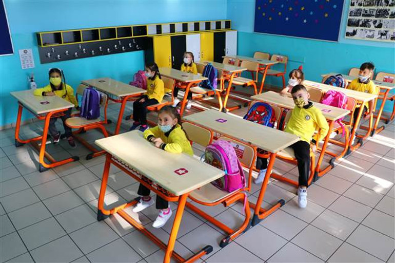 Son dakika... Yüz yüze eğitim, anasınıfı ve ilkokul 1inci sınıflarda başladı