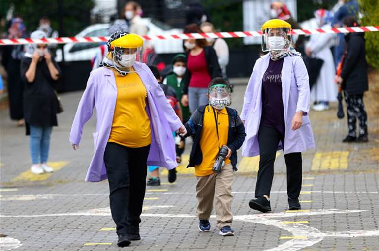 Son dakika... Yüz yüze eğitim, anasınıfı ve ilkokul 1inci sınıflarda başladı