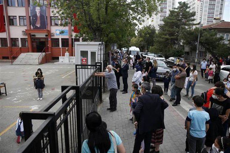 Son dakika... Yüz yüze eğitim, anasınıfı ve ilkokul 1inci sınıflarda başladı