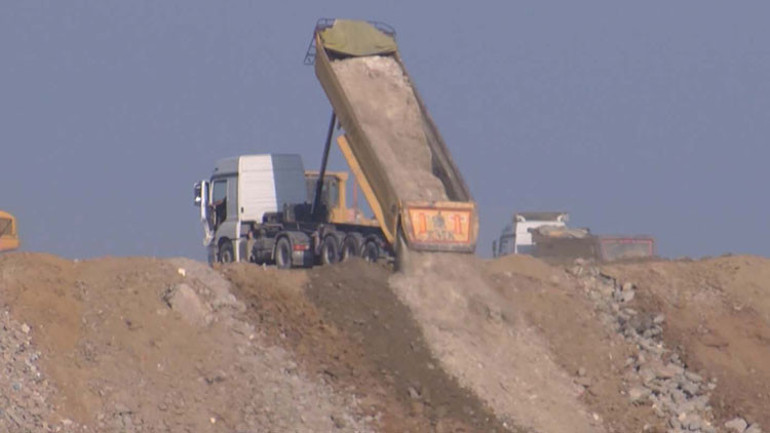 Kurallara aldırış etmiyorlar... Denizin rengi kahverengiye döndü