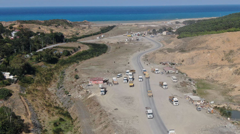 Kurallara aldırış etmiyorlar... Denizin rengi kahverengiye döndü