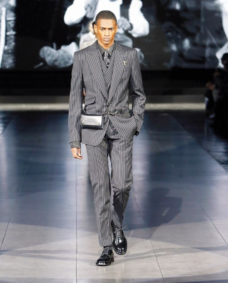 Bana ve Beatlesa siyah dik yaka kazak giydiren kadın