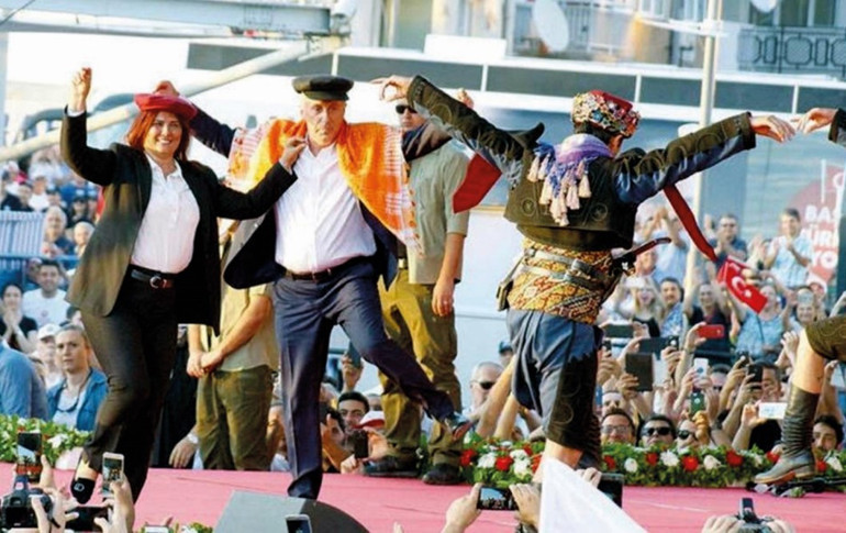 Bana ve Beatlesa siyah dik yaka kazak giydiren kadın