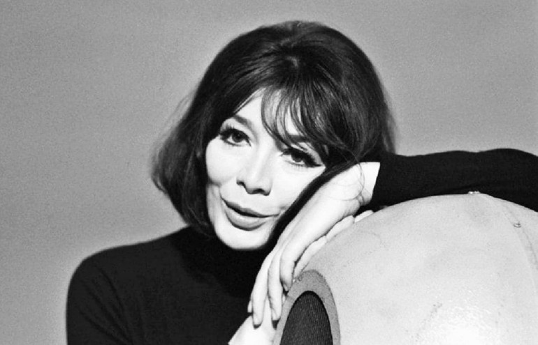 Bana ve Beatlesa siyah dik yaka kazak giydiren kadın