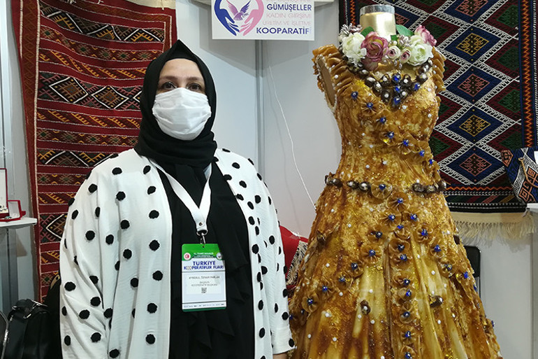 Pestil ve kömeden yapılan gelinlik, Ankaradaki fuarda sergilendi