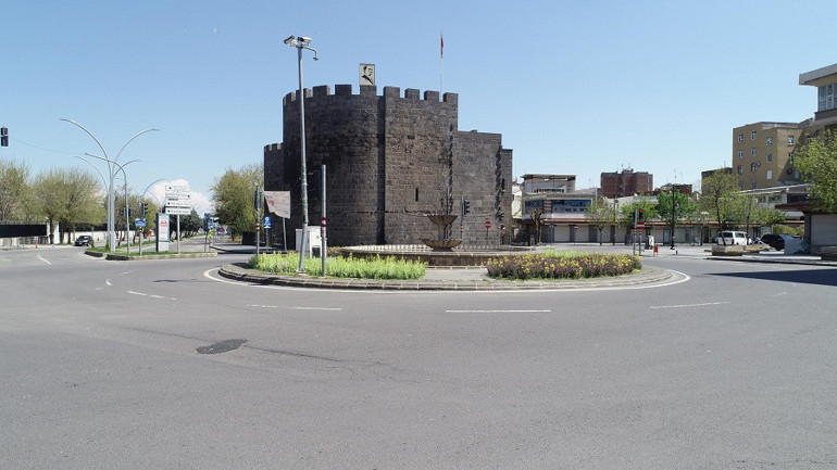 90 yıl önce top atışlarıyla hava gelmiyor diye yıkılan Diyarbakır surları yeniden inşa edilecek